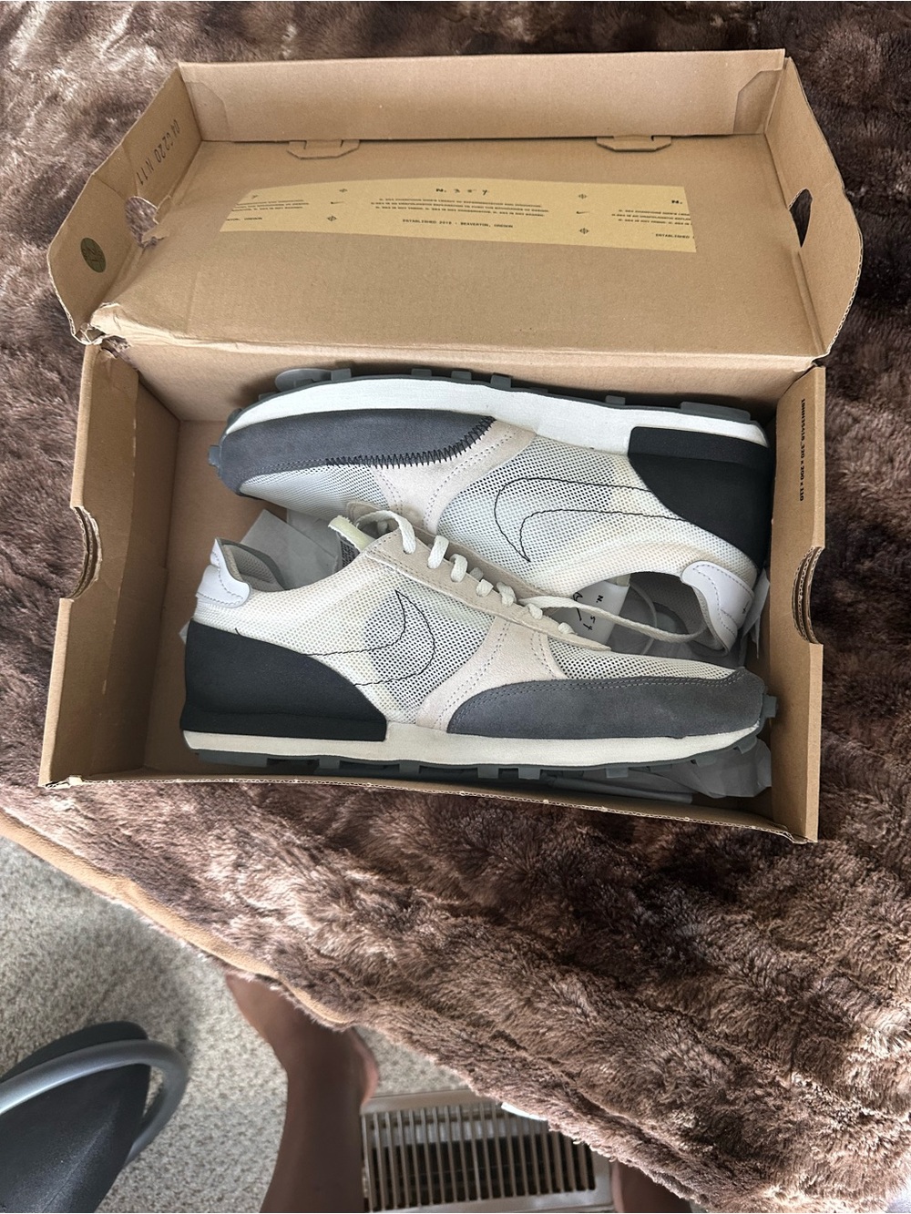 Nike Men's Grey and Black Retro Runner Sneakers